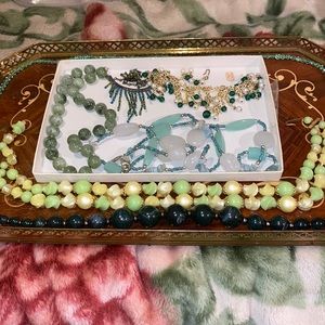 LOT Vintage to now green tone necklaces (Wa)